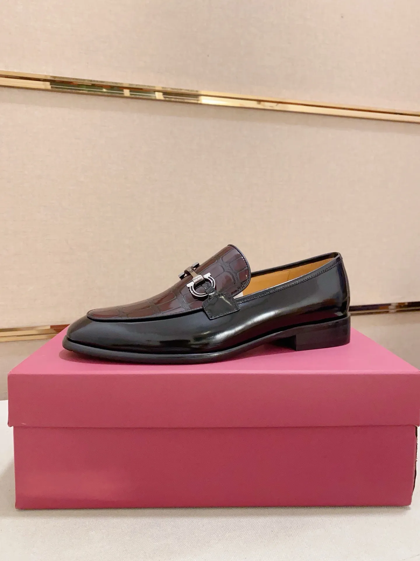 Men's shoes💰: 520💰 High version Ferragamo quality! 🆕🆕Exclusive hot-selling products in stock🔥🔥New products on the shelves, high-quality shoes, high-end driving shoes, with complete packaging! 💪 💪 Material: imported patented cowhide 🐂 + imported high-quality water-dyed cowhide lining + wear-resistant outsole 👍🏻👍🏻 Features: high-end and comfortable, purely handmade 🚀 🚀 Create the perfect shoes that suit you best 🔥 🔥 Size: (38-44) Can be customized 45 non-returnable!
